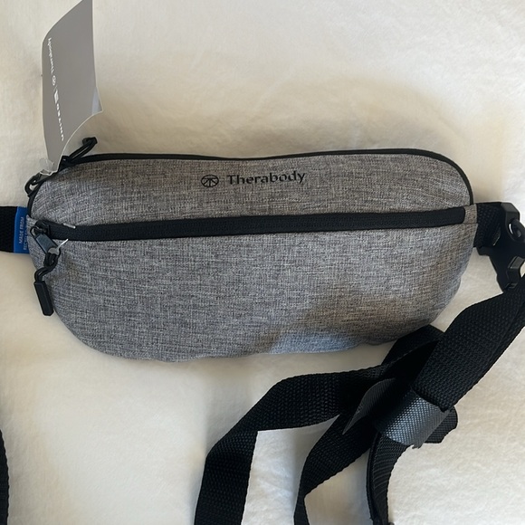 Therabody United Airlines NWT business class kit, never opened, cross body/waist - Picture 2 of 6
